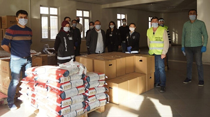 Orhangazi Devlet Hastanesinde acil servis çalışanları, aralarında düzenledikleri organizasyonla aldıkları bir çok yardım kolisini ihtiyaç sahibi ailelere dağıtılmak üzere Sosyal Destek Vefa Grubuna teslim etti.