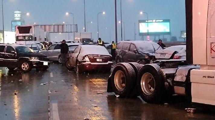 Amerika Birleşik Devletleri'nin (ABD) Illinois eyaletinin Chicago kentinde yoğun kar yağışı ve buzlanma nedeniyle meydana gelen zincirleme trafik kazasında yaklaşık 60 araç birbirine girdi.