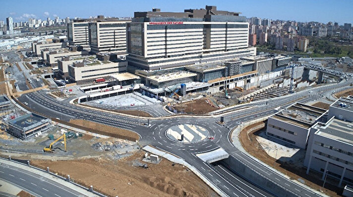 ​Cumhurbaşkanı Recep Tayyip Erdoğan’ın yeni tip korona virüs (Covid-19) salgınıyla mücadele kapsamında yapımını hızlandırılması talimatı verdiği 2 bin 682 yataklı Başakşehir Şehir Hastanesi açılışı için gün sayıyor. 

