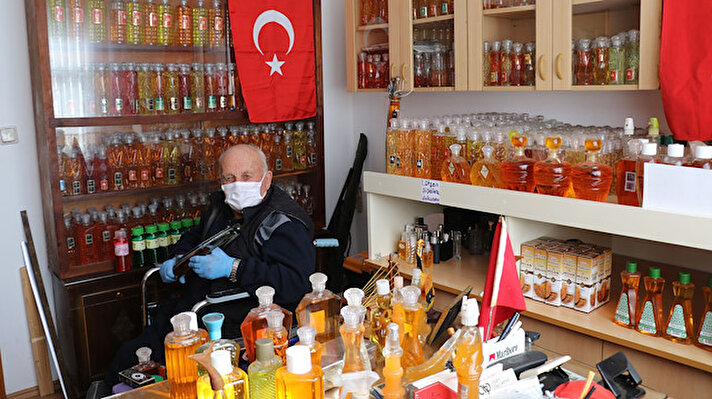 Türk kültüründe çok önemli bir yeri olan, bayramlardan kız istemelere, hasta ziyaretlerinden misafirlere kadar ikram ve hediye edilen kolonya son aylarda koronavirüs salgınıyla mücadelede öne çıktı. 