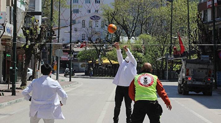 Heykel Caddesi normal günlerde Bursa’nın en işlek caddesi olarak biliniyor. Sokağa çıkma kısıtlamasıyla birlikte boş kalan caddeyi bölgedeki eczacılar voleybol oynamak için kullandı.
