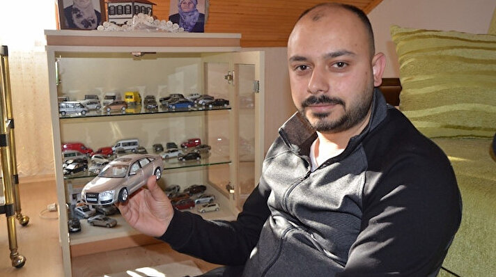 Ordu'nun Fatsa ilçesinde yaşayan evli ve 2 çocuk babası Tuğrul Özkan küçük yaşlarda başladığı oyuncak araba merakına 22 senede tam 50 bin lira harcayarak koleksiyon oluşturdu. 

