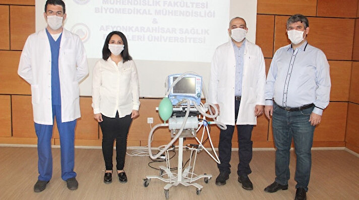 Afyon Kocatepe Üniversitesi (AKÜ), Afyonkarahisar Sağlık Bilimleri Üniversitesi (AFSÜ) ve Afyonkarahisar Devlet Hastanesi'nde çalışan 4 bilim insanının 2 haftalık çalışması sonucu, covid-19 salgınında Yoğun Bakım Üniteleri'nde kullanılan solunum cihazlarının ventilatörleri için geliştirdiği 'UV-C' ışın temelli cihazın tanıtımı yapıldı. Devlet Hastanesi konferans salonundaki tanıtım töreninde AKÜ Biyomedikal Mühendisliği Bölümü Dr. Öğretim Üyesi Sadık Kağa, gazetecilere yaptığı açıklamada, kısa sürede yaptıkları cihazın temel amacının yoğun bakımdaki sağlık personelinin viral (virüs yayılması) yükten korunması için geliştirilmiş bir sterilizatör (sterilizasyon makinesi) olduğunu söyledi.
