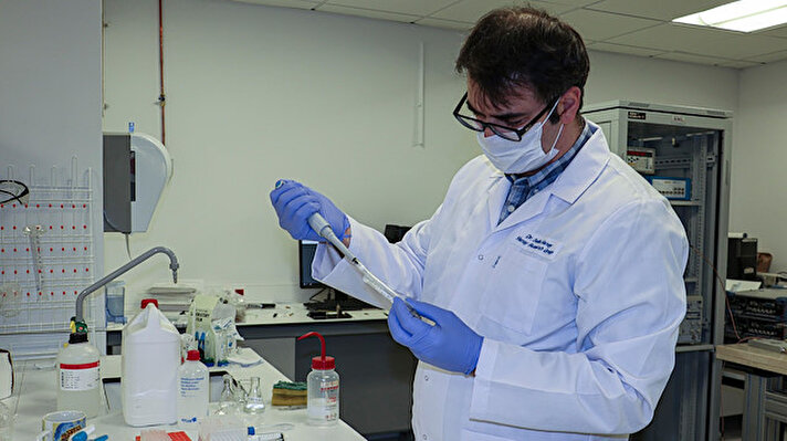 Türkiye'nin koronavirüs ile mücadelesi devam ederken virüsün erken tespitine yönelik daha kısa sürede sonuç alınabilecek yöntemler üzerinde de çalışmalar sürüyor. Türkiye Bilimsel ve Teknolojik Araştırma Kurumu'nun (TÜBİTAK) fonladığı proje ile PCR yöntemine alternatif yeni bir kit geliştiriliyor. Projenin yürütücüsü Bilkent Üniversitesi Makine Mühendisliği Bölümü Öğretim Üyesi Dr. Selim Hanay, doktora araştırmaları tezinin bu konu üzerine olduğunu ve yaklaşık 15 yıldır bu cihaz üzerinde çalıştıklarını söyledi.
