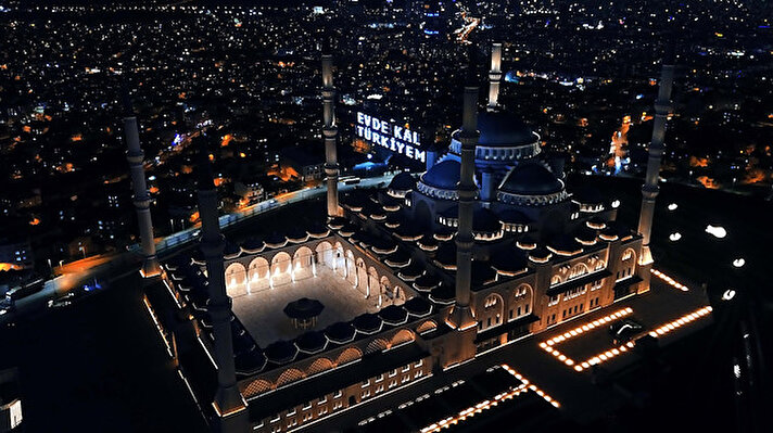 Üsküdar'da bulunan Çamlıca Cami'nin minareleri arasına Ramazan ayı nedeniyle “Ya şafi, dua ibadetin özüdür. Namaz dinin direğidir. Namaz müminin miracıdır  mahyaları yazıldı.
