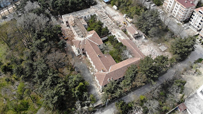 Sultan 2. Abdülhamid Han tarafından yaptırılan Tarihi Hadımköy Askeri Hastanesi’nin restorasyon çalışmaları devam ediyor. 