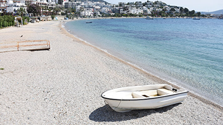 Her yıl milyonlarca turisti ağırlayan Antalya'da, dünyaca ünlü Konyaaltı Sahili ile özellikle halkın yoğunluk oluşturduğu Sarısu ve Lara plajları en sakin günlerini yaşıyor.  