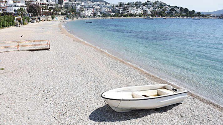 Her yıl milyonlarca turisti ağırlayan Antalya'da, dünyaca ünlü Konyaaltı Sahili ile özellikle halkın yoğunluk oluşturduğu Sarısu ve Lara plajları en sakin günlerini yaşıyor.