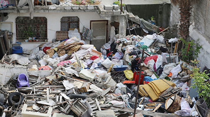 Toroslar Belediyesi, çevre sağlığını tehdit eden ve çöplerden yaşanmaz hale gelen Turunçlu Mahallesi'nde bulunan iki katlı evi temizledi.