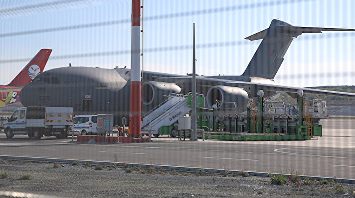 İstanbul Havalimanı'nda park pozisyonuna alınan uçağa, ekipmanların yüklenmesine başlandı. Limanda tulum, maske gibi 15 tonluk sağlık malzemesi yüklendi. 