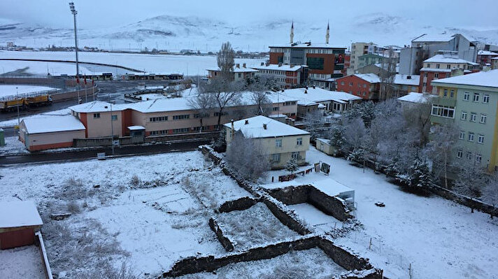 Ardahan'da dün akşam aralıklarla devam eden yağmur, özellikle yüksek kesimlerde gece saatlerinde kar yağışına dönüştü. 

