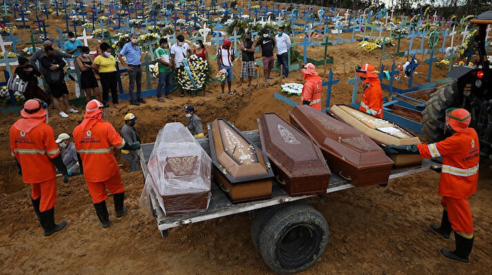 Vakaların 50 bini aştığı ve Covid-19'un 3 bin 331 can aldığı Güney Amerika'nın en büyük ülkesi Brezilya'da, Manaus'taki hastaneler tamamen dolu ve toplu mezara her gün onlarca ceset gömülüyor.