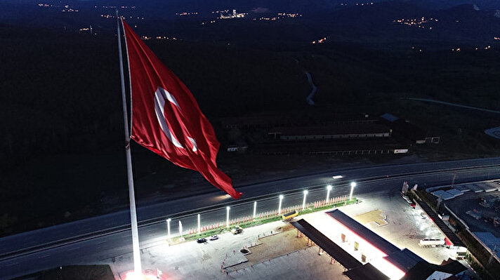 Kavak ilçesinde, Türkiye’nin dalgalanan en büyük bayrağı olan 2 bin metrekarelik dev Türk bayrağının olduğu noktada tören düzenlendi. 