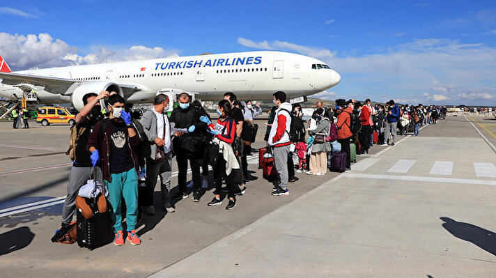 Koronavirüs salgını nedeniyle yurt dışında yaşayan vatandaşların Türkiye'ye getirilmesine devam ediliyor. ABD'de bulunan 346 Türk vatandaşı da dün akşam THY'ye ait uçakla Gaziantep'e getirildi.