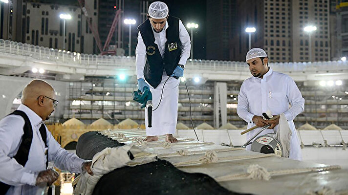Dünya genelinde Müslümanlar, yeni tip koronavirüs tedbirleri gölgesinde ramazan ayına girdi.