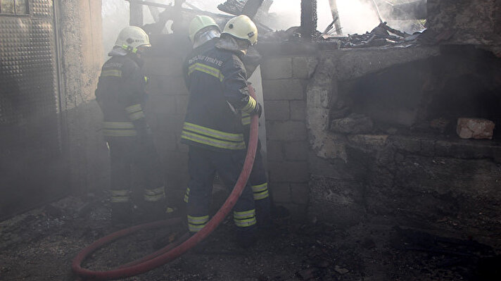 Yangın, saat 17.00 sıralarında Bolu merkeze bağlı Yakabayat köyünde meydana geldi.