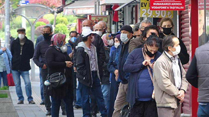 İçişleri Bakanlığı tarafından yayımlanan genelge kapsamında, 23- 26 Nisan tarihleri arasında 30 büyükşehir ile Zonguldak’ta uygulanan sokağa çıkma kısıtlamasının ardından vatandaşlar banka ve postanelere akın etti. 