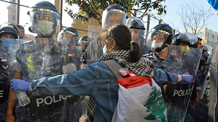 Lübnan'ın başkenti Beyrut'ta toplanan göstericiler, ülkedeki işsizlik, hayat pahalılığını ve yeni tip koronavirüsün (Kovid-19) etkisiyle iyiden iyiye kötüleşen ekonomik durumu protesto etti.