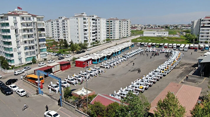 Diyarbakır Büyükşehir Belediyesi Sağlık İşleri Dairesi Başkanlığı'nca haşere ve larvalara karşı kapsamlı mücadele çalışması başlatıldı. Kent merkezi ve 17 ilçede yapılacak çalışma, Sağlık İşleri Dairesi Başkanlığı'nda düzenlenen törenle başlatıldı. 12 ay sürecek çalışmanın 312 kişilik personel ve 60 araç ile yürütüleceği belirtildi.