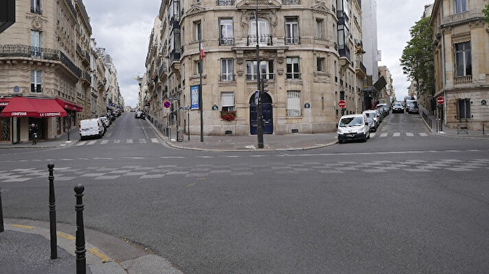 Fransa'nın başkenti Paris'in dünyaca ünlü ve en kalabalık caddelerinden Chemps-Elysses Caddesi, salgının ardından ilan edilen sokağa çıkma yasağı nedeniyle boş kaldı.