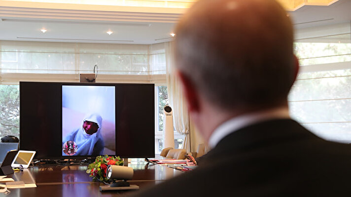 Cumhurbaşkanı Recep Tayyip Erdoğan, vefa destek gruplarının yardım yaptığı ailelerle video konferans yöntemiyle görüşme yaptı.