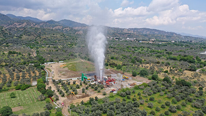 İlçeye bağlı Yılmazköy Mahallesi'nde jeotermal tesis için sondaj kazısı yapılırken patlama meydana geldi.

