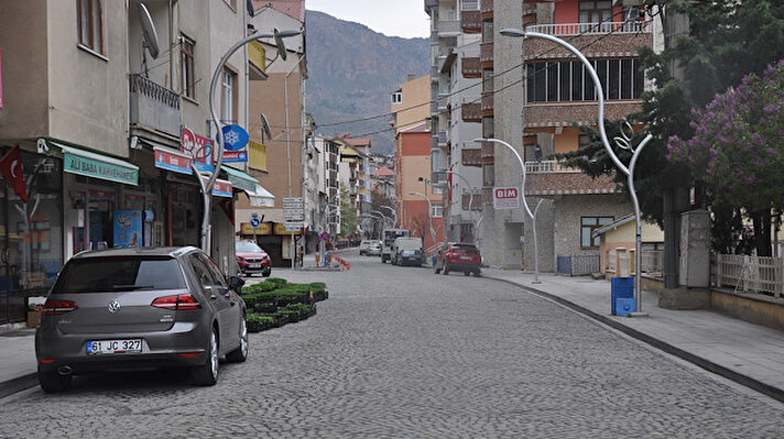 Gümüşhanelivatandaşlar koronavirüs tedbirleri kapsamında yapılan 'evde kal' çağrılarına uyuyor. Vatandaşlar zorunlu olmadıkça evden çıkmayınca meydan, cadde, sokaklar boş kaldı.