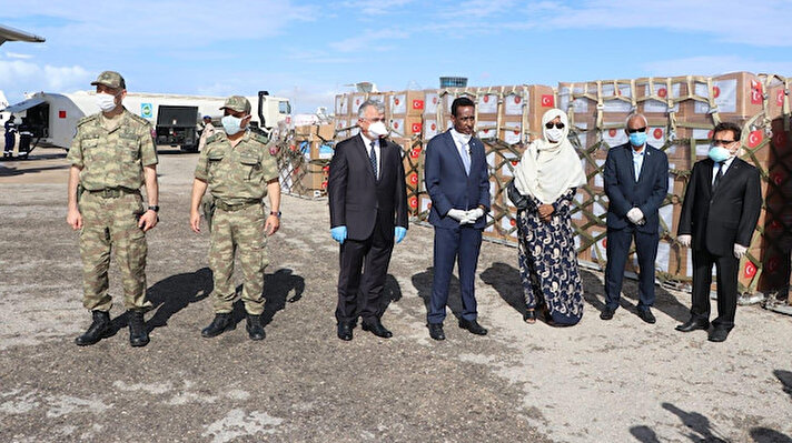 Cumhurbaşkanı Recep Tayyip Erdoğan, Türkiye'nin Somali'ye gönderdiği yardımla ilgili, Milli Teknoloji Hamlesi ile geliştirdiğimiz solunum cihazları Somalili kardeşlerimize nefes olacak değerlendirmesini yaptı.  