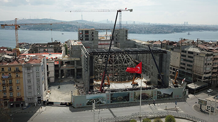 Yeni Atatürk Kültür Merkezi'ndeki çalışmalar havadan fotoğraflandı. Görüntülerde çelik konstrüksiyon işlemlerinin tamamlandığı, işçilerin bağlantıları yaptığı görülüyor.İnşaatın ise 24 Aralık 2020 tarihinde tamamlanması hedefleniyor