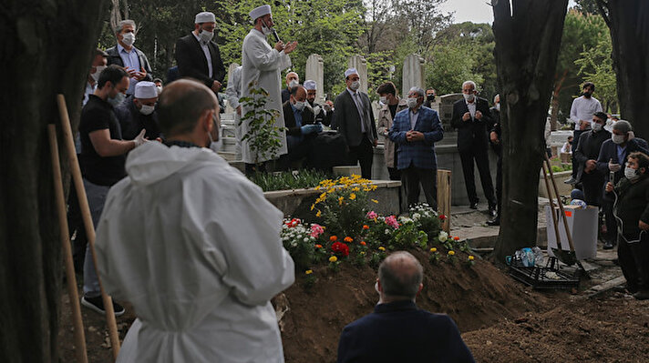 Döngeloğlu'nun Başakşehir Devlet Hastanesinden alınan naaşı, Edirnekapı 15 Temmuz Şehitliği'ne getirildi.