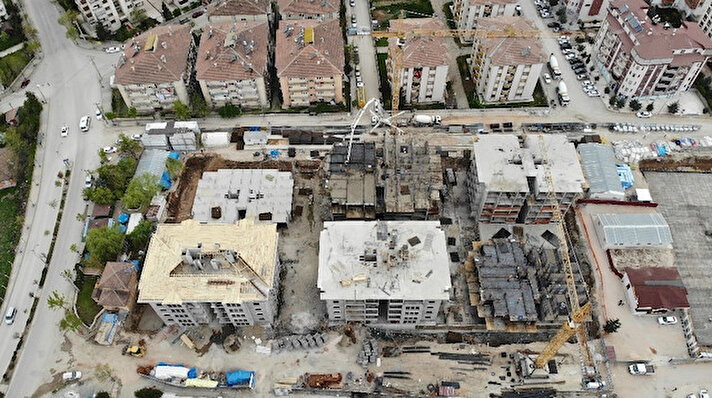24 Ocak’ta meydana gelen 6.8’lik depremde Elazığ’da 37, Malatya’da 4 olmak üzere 41 kişi hayatını kaybetti, 20 binden fazla konut ise ağır hasar gördü. 

Cumhurbaşkanı Recep Tayyip Erdoğan’ın talimatı Çevre ve Şehircilik Bakanı Murat Kurum’un koordinesinde 20 bin 417 konutun inşaatının yıl sonuna kadar bitirilmesi için çalışma başlatıldı. 
