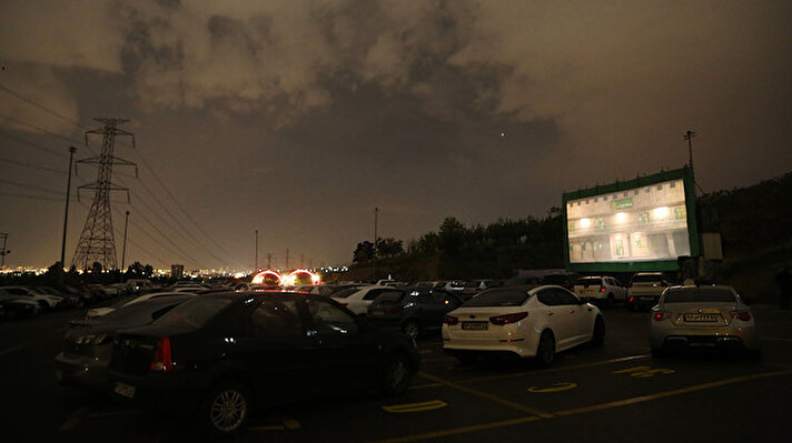 Koronavirüs  kısıtlamaları kapsamında sinema salonlarının kapalı olduğu İran’da, otomobil içerisinde film izleyebilmek için açık hava sineması kuruldu.
