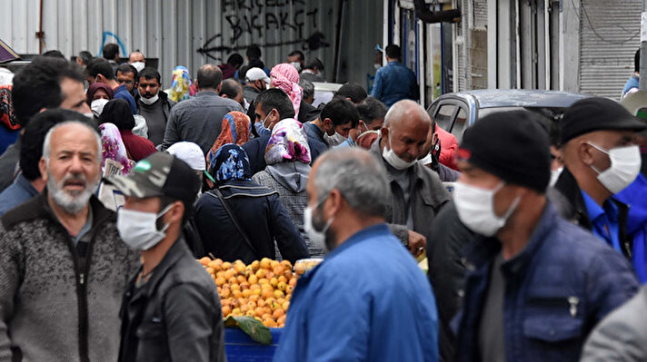 İçişleri Bakanlığı'nın koronavirüs tedbirleri kapsamında 31 kentte uyguladığı 3 günlük sokağa çıkma kısıtlamasının ardından Konya'da, haftanın ilk iş günü caddelerdeki yoğunluk dikkat çekti.