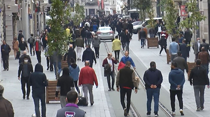 Koronavirüs salgını nedeniyle uygulanan üç günlük sokağa çıkma yasağının sona ermesinin ardından İstanbul'un cadde ve meydanlarında hareketlilik yaşanıyor.