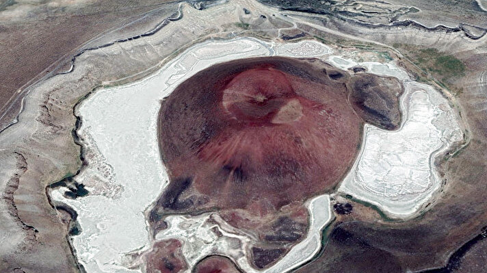 Dr. Erol Kesici, Türkiye'nin mavi nazar boncuğuyken kızıl alana dönüşen Meke Gölü'nün neden kuruduğunu açıkladı. Konya'nın Karapınar ilçesinde, Karapınar- Ereğli yolunun 7'nci kilometresindeki sapaktan 2 kilometre içeride olan Meke Gölü'nün adını 'Meke' su kuşundan aldığını belirten Dr. Erol Kesici, volkanik püskürme-patlamayla birlikte lav ve magmanın oluşturduğu, geniş, hafif kabarmış kraterlerin (yanardağ ağzı) suyla dolu ve sığ krater gölü olduğunu söyledi. Dr. Kesici, Meke Gölü'nün 1'inci derece Doğal Sit Alanı, Dünya Miras Listesi'nde yer alan RAMSAR alanı olduğunu kaydetti.

