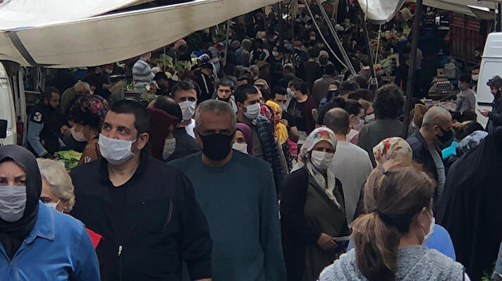 Şişli, Feriköy'de kurulan semt pazarına akın eden vatandaşlar, koronavirüs salgınıyla mücadele etme kapsamında alınan önlemleri hiçe saydı. 