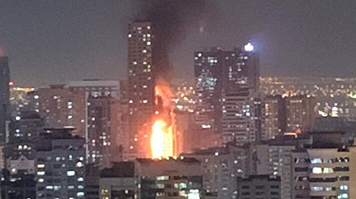 BAE’deki Şarika kentinde bulunan ve 190 metre yüksekliğindeki ‘Abbco Tower’ adlı gökdelende yangın çıktı. 