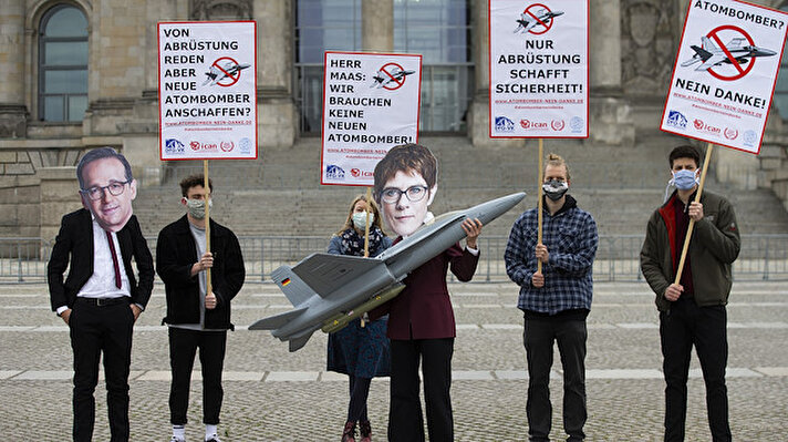 Nükleer Savaşın Önlenmesi İçin Uluslararası Hekimler Birliği (IPPNW), Nükleer Silahların İmha Edilmesi Kampanyası (ICAN) ve Alman Barış Toplumu (DFG-V) tarafından başkent Berlin'de Federal Meclis'in önünde düzenlenen gösteride, üzerinde "Sadece silahsızlanma güvenlik sağlar", “Silahsızlanma hakkında konuşmak, ancak nükleer silah taşıyabilen uçak satın almak?" ve “Nükleer silah taşıyabilen uçak? Hayır" yazan dövizler taşındı.
