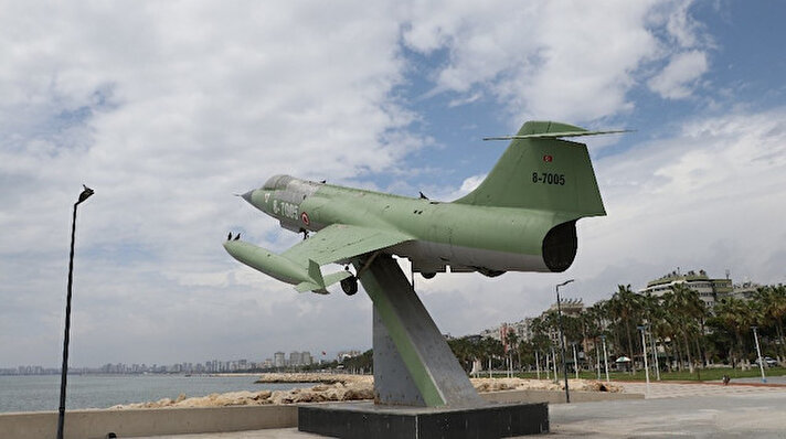 ​Bir zamanlar düşmanlarının korkulu rüyası olan 8-7005 bombardıman savaş uçağı, uzun yıllardır Akdeniz’in inci şehri olan Mersin sahilinde sergileniyor. 


