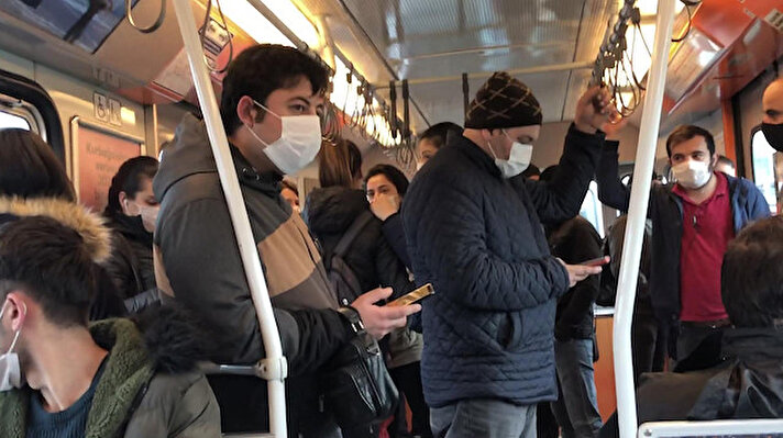 Koronavirüs ile mücadele önlemleri kapsamında İstanbul'da toplu ulaşımda uygulanmaya çalışılan 'seyrek oturma' düzeni sürdürülürken sabah ve akşam saatlerinde bazı hatlarda yoğunluk görülüyor. 