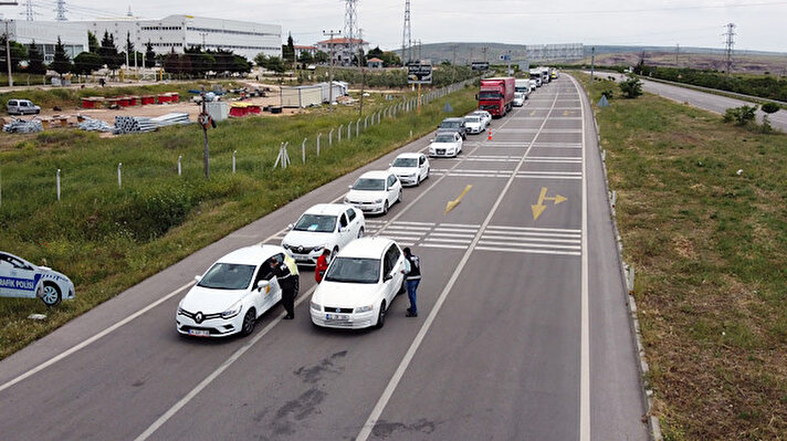 Kilis Valiliğinden yapılan yazılı açıklamada, İl Umumi Hıfzıssıhha Kurulunun toplanarak yeni kararlar aldığı belirtildi. Bu kararlar doğrultusunda virüsün yayılmasını önlemek için şehre, bugünden itibaren 10 Mayıs Pazar günü saat 24.00'e kadar giriş ve çıkışların istisnai haller dışında kısıtlanmasına karar verildiği bildirildi. 