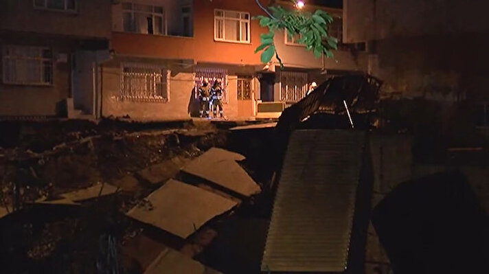 İstanbul Esenler'de gece saatlerinde çatlaklar ve kaymalar oluşan yolda sahur saatinde ikinci bir çökme meydana geldi. 