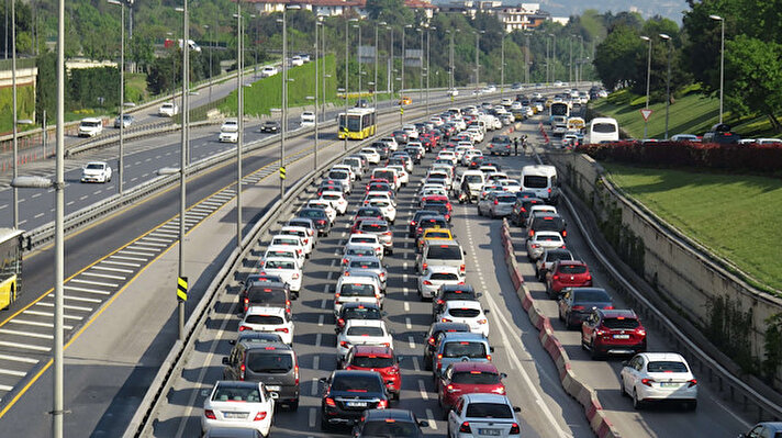 Koronavirüsle mücadele kapsamında hafta sonu uygulanacak sokağa çıkma yasağı öncesi 15 Temmuz Şehitler Köprüsü Edirne istikametinde trafik yoğunluğu oluştu. 