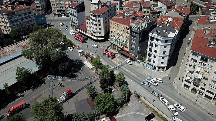 Kadıköy Hasanpaşa Mahallesi Mahmutbaba Sokak'ta bulunan Kadıköy İtfaiye İstasyonunda, saat 11.00 sıralarında itfaiye erleri tatbikat yaparken merdivenleri kırıldı.