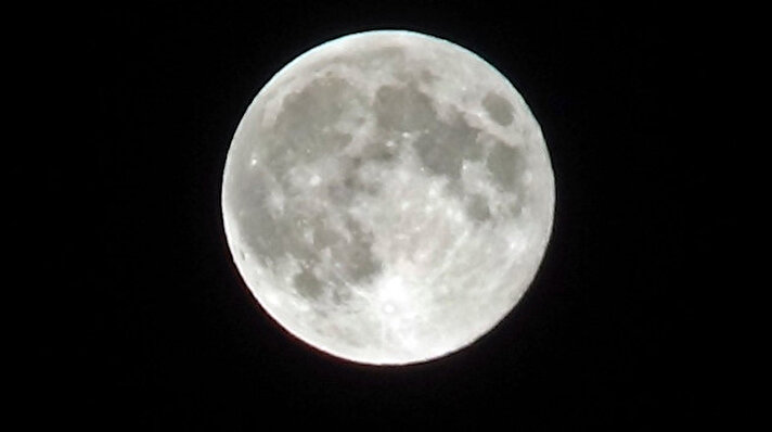 Ayın dünyaya en yakın konumda olduğu, normalden daha parlak gözlemlenen ’Süper Ay’, Yüksekova ilçesinde de net bir şekilde görüntülendi.