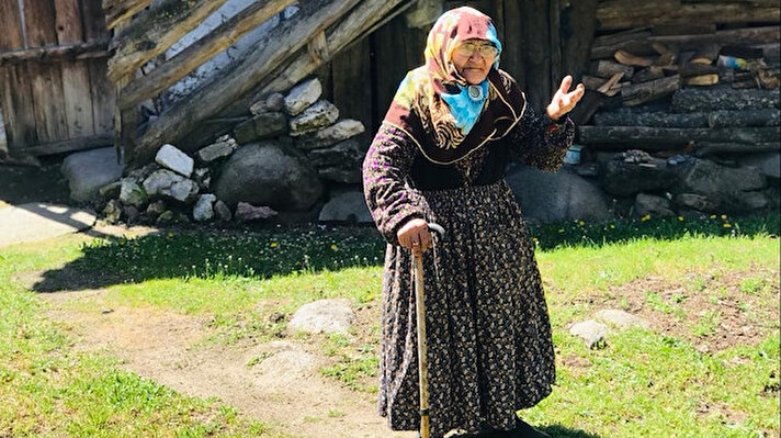 Keles ilçesinde yaşayan 108 yaşındaki Nazife Sönmez, torunun torununu gördü. İçişleri Bakanlığı ise 100 yaşını aşan Türkiye'deki 5 bin 529 annenin anneler gününü adlarına Sakarya'da hatıra ormanı kurarak kutladı.