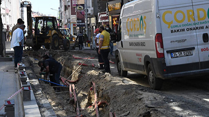 Sokağa çıkma kısıtlaması bulunan Tekirdağ'ın Çorlu ilçesinde, belediyenin Şeyhsinan Mahallesi Kumyol Caddesi üzerinde sürdürdüğü yol yapım çalışması sırasında iş makinesi kazı yaptığı sırada doğal gaz borusunu patlattı. 