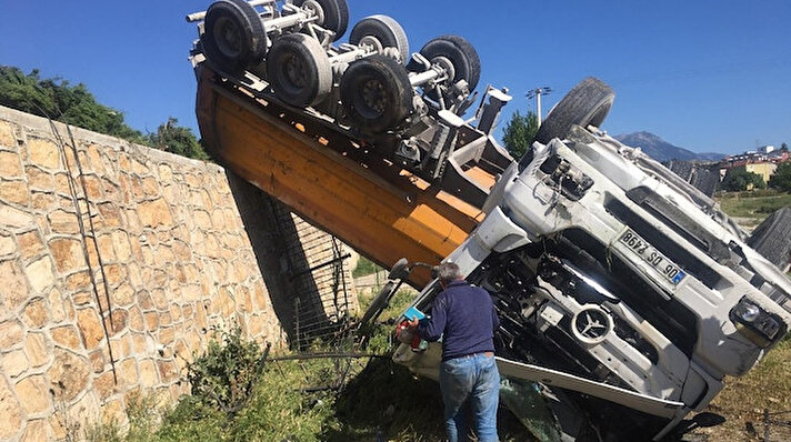 Muammer T. idaresindeki 06 DS 2498 plakalı hafriyat kamyonu, Cafer Sadık Abalıoğlu Bulvarı'nda sürücünün direksiyon hakimiyetini kaybetmesi sonucu kontrolden çıkarak yol kenarındaki demir bariyerleri yıkıp istinat duvarından peyzaj alanına düştü. 