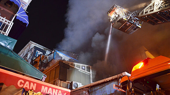 İstanbul'da bir restoranda çıkan yangın itfaiye ekiplerince söndürüldü.