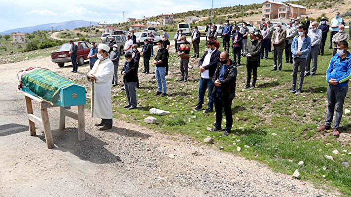 Dün saat 07.00 sıralarında ilçedeki Kozalan Mahallesi'nde meydana gelen olayda Kamile Çevik, büyükbaş hayvanlarını otlatmaya çıkardı. Çevik, mahalle mezarlığının bulunduğu ormanlık bölgede ayının saldırısına uğradı. 